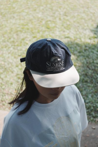 Hello Sunrise 刺繡撞色扁嘴帽 