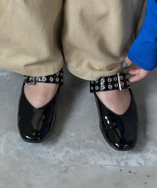 多孔皮帶瑪莉珍平底鞋 