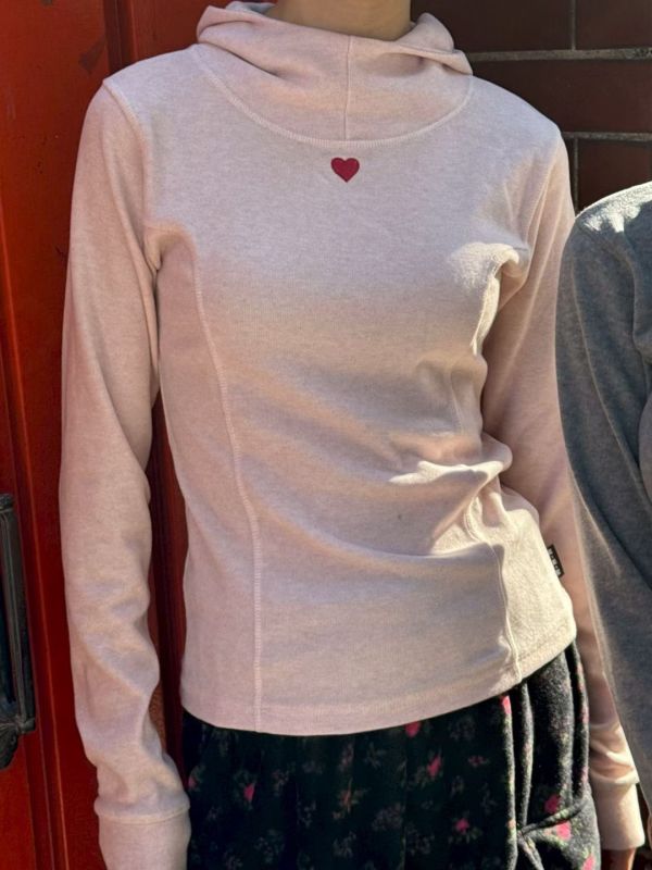 愛心刺繡修身彈性帽T 