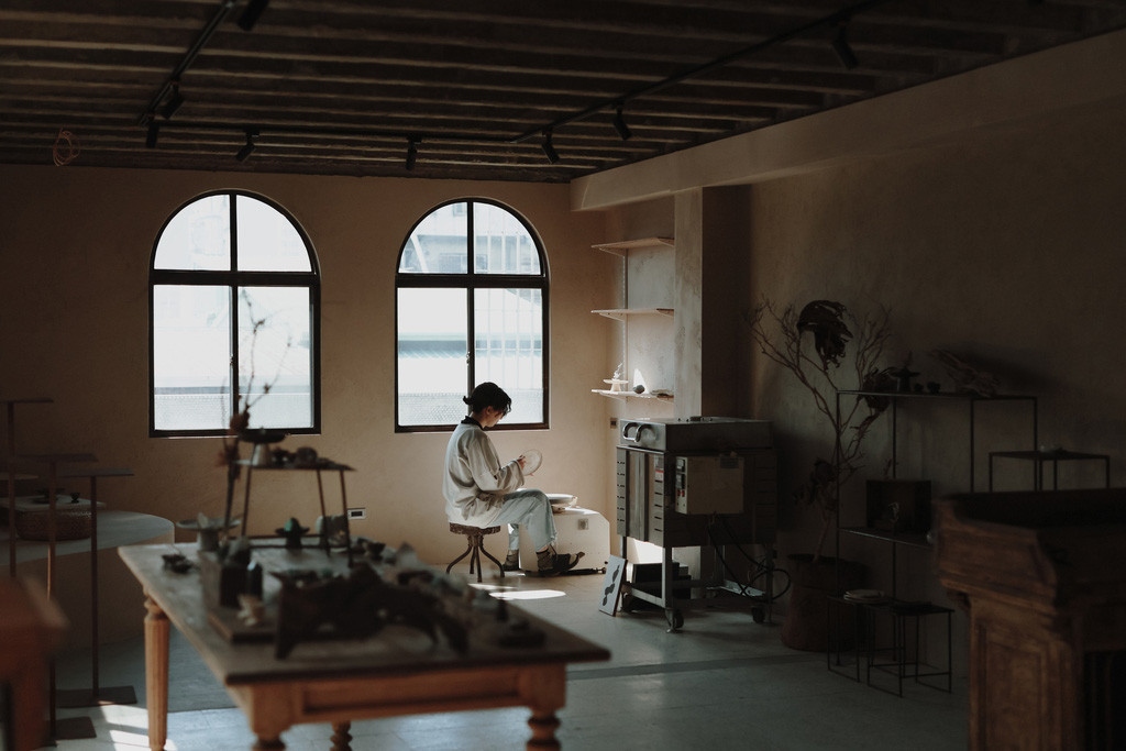 李荔 - 地衣荒物 Earthing Way