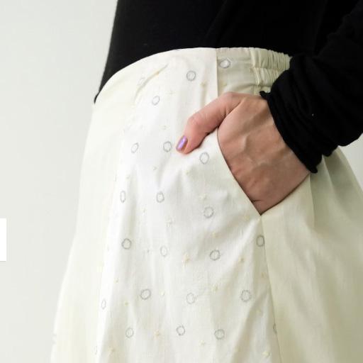 川衣 WEAR BEING｜拼接弧型寬版葉形褲(米白棉X刺繡絲) 