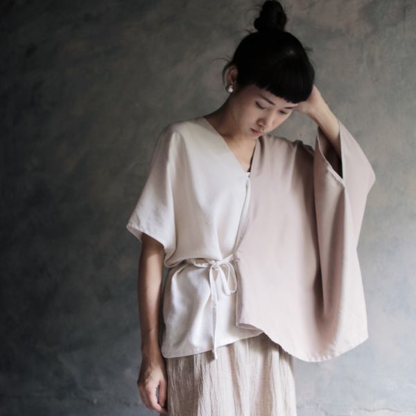川衣 WEAR BEING｜不對稱V領綁帶上衣 (二色) 