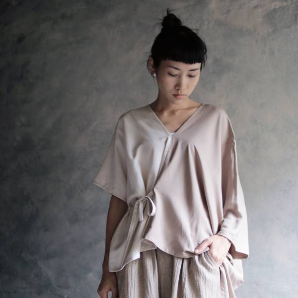 川衣 WEAR BEING｜不對稱V領綁帶上衣 (二色) 