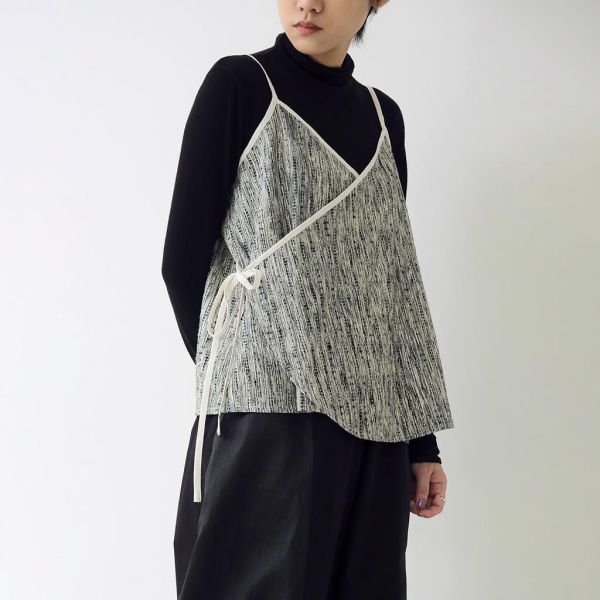 川衣 WEAR BEING｜細肩帶交襟背心 