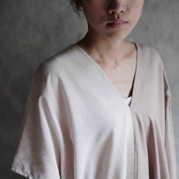 川衣 WEAR BEING｜不對稱V領綁帶上衣 (二色) 