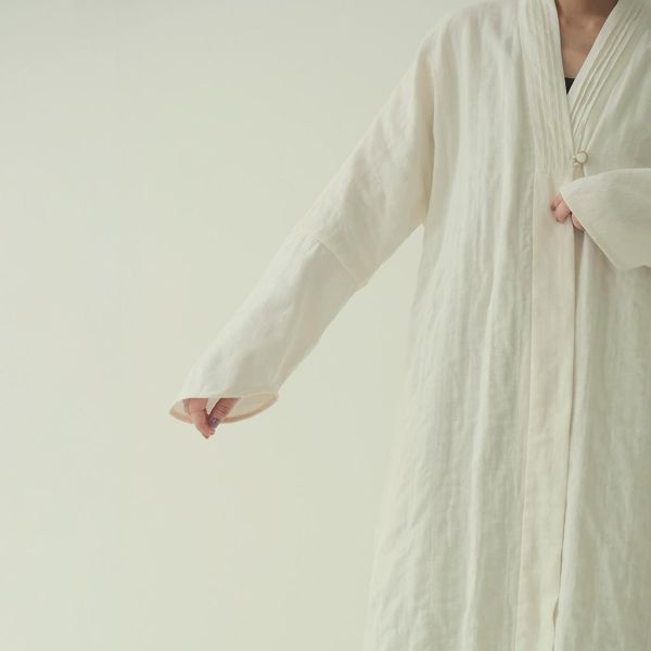 川衣 WEAR BEING｜開筋落肩陶釦長袍外套 (米白) 