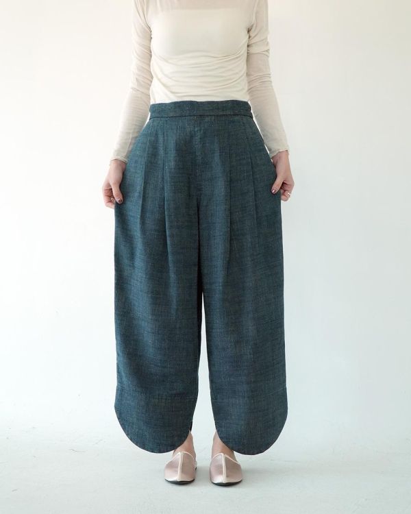 川衣 WEAR BEING｜寬版對褶下弧型長褲(單寧藍) 