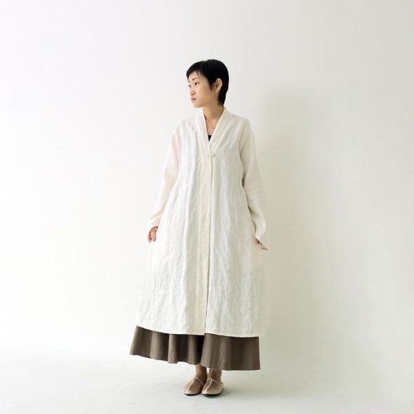 川衣 WEAR BEING｜開筋落肩陶釦長袍外套 (米白) 