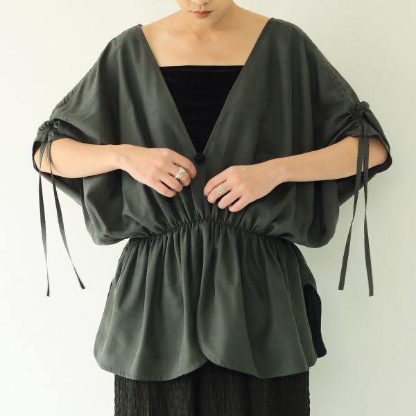 川衣 WEAR BEING｜牧服者 蠶絲V領抽繩縮腰上衣 