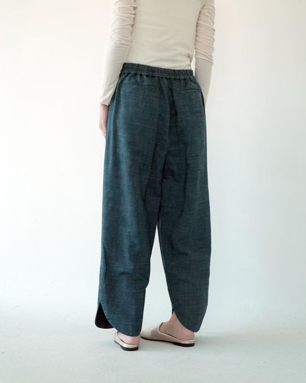 川衣 WEAR BEING｜寬版對褶下弧型長褲(單寧藍) 