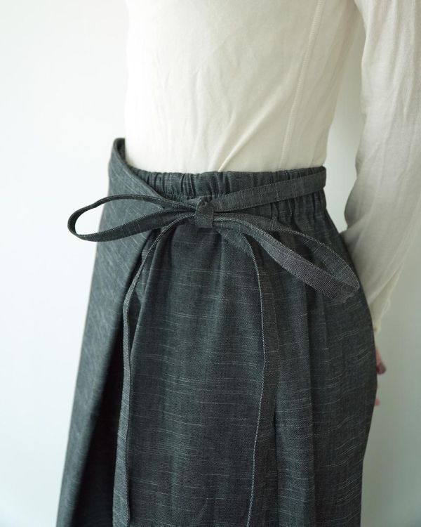 川衣 WEAR BEING｜前片綁帶開衩前短後長寬褲 