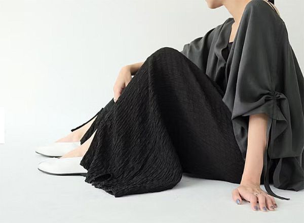 川衣 WEAR BEING|蠶絲前開衩寬褲 皺摺黑