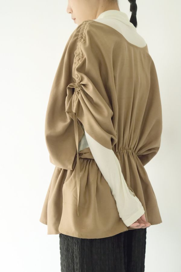 川衣 WEAR BEING｜牧服者 蠶絲V領抽繩縮腰上衣 