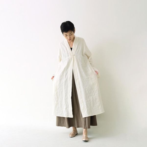 川衣 WEAR BEING｜開筋落肩陶釦長袍外套 (米白) 