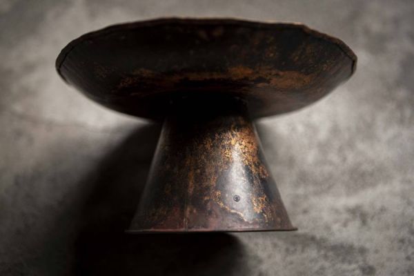 隙裏有光｜紅銅高台 16cm 