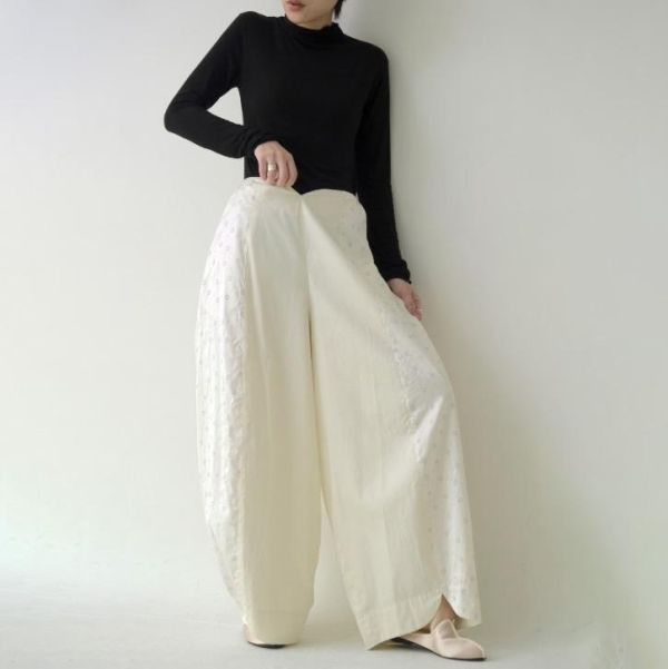 川衣 WEAR BEING｜拼接弧型寬版葉形褲(米白棉X刺繡絲) 