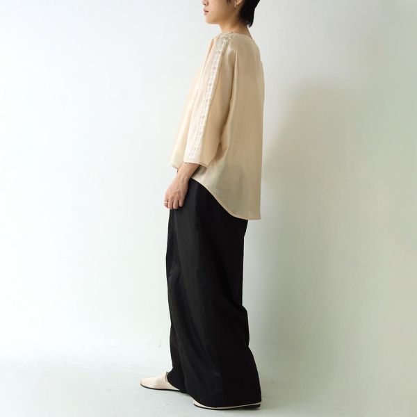 川衣 WEAR BEING｜平領拼接切袖寬版上衣(米膚) 