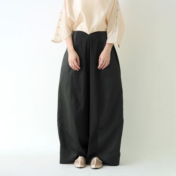 川衣 WEAR BEING｜拼接弧型寬版葉形褲(黑) 