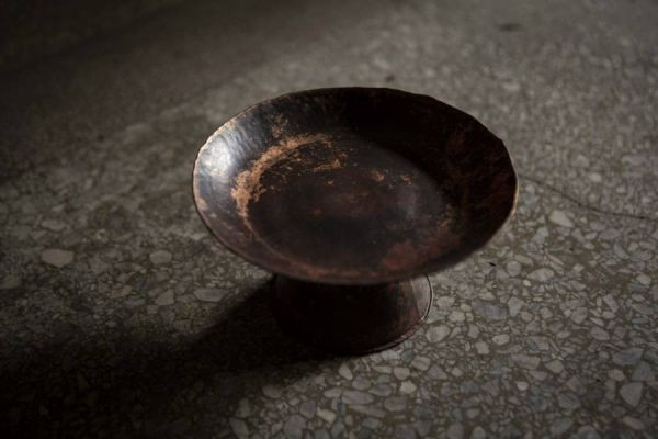 隙裏有光｜紅銅高台 18cm 