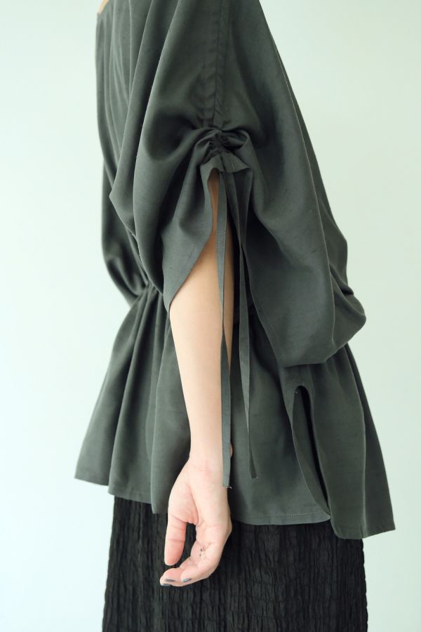 川衣 WEAR BEING｜牧服者 蠶絲V領抽繩縮腰上衣 