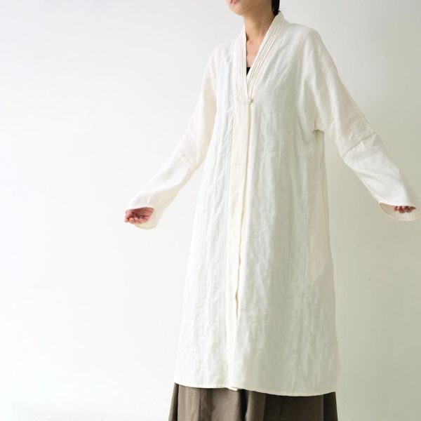 川衣 WEAR BEING｜開筋落肩陶釦長袍外套 (米白) 