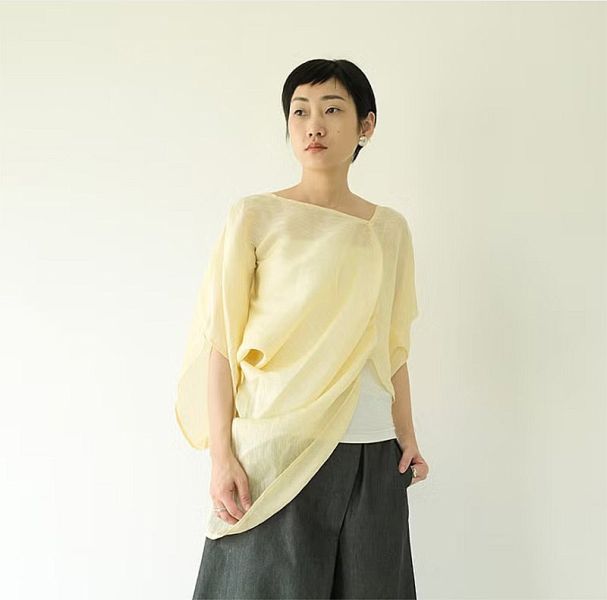 川衣 WEAR BEING|斜領不規則上衣 (淡黃絲)