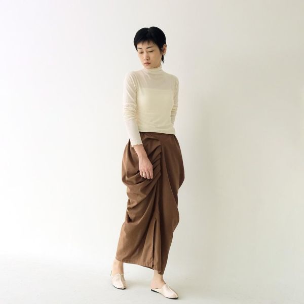 川衣 WEAR BEING｜垂墜不對稱弧型裙(褐) 
