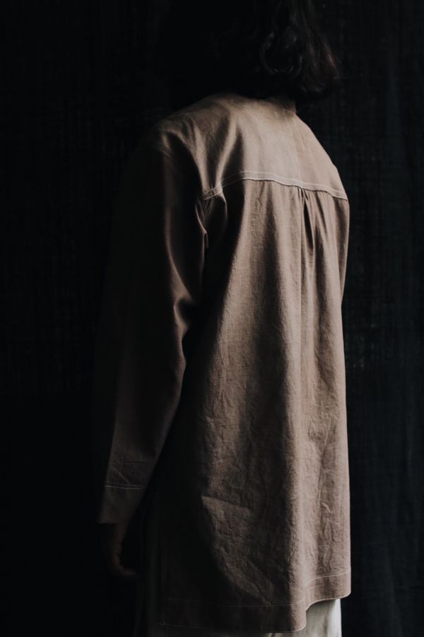 HERMIT_XIU｜不對稱領拼接植染上衣 
