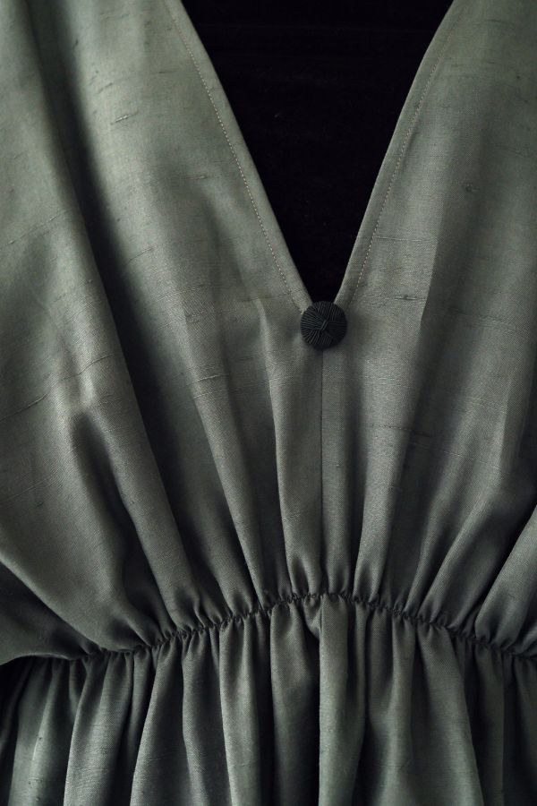 川衣 WEAR BEING｜牧服者 蠶絲V領抽繩縮腰上衣 