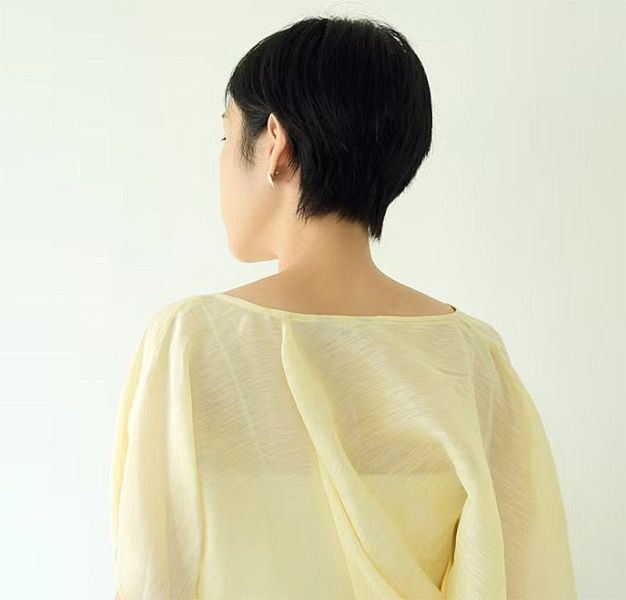 川衣 WEAR BEING|斜領不規則上衣 (淡黃絲)
