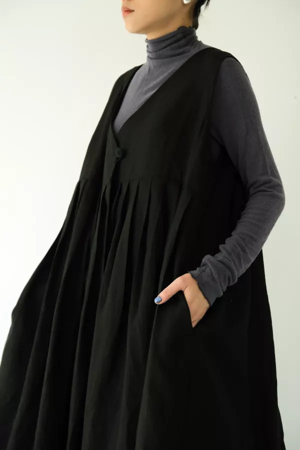 川衣 WEAR BEING｜牧服者V領百摺背心長洋裝黑 
