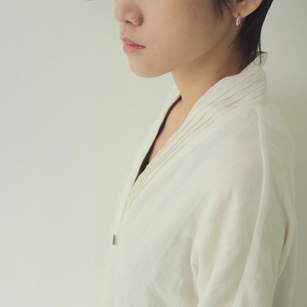 川衣 WEAR BEING｜開筋落肩陶釦長袍外套 (米白) 