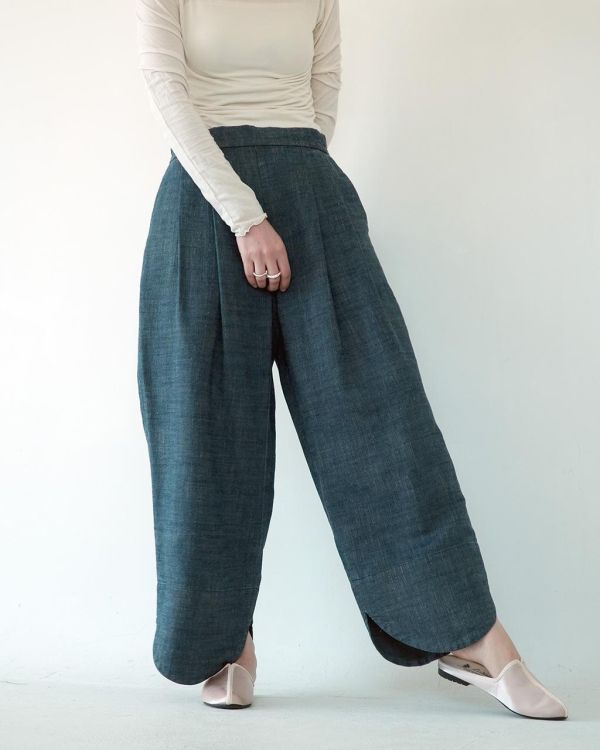 川衣 WEAR BEING｜寬版對褶下弧型長褲(單寧藍) 