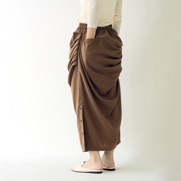川衣 WEAR BEING｜垂墜不對稱弧型裙(褐) 