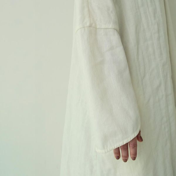 川衣 WEAR BEING｜開筋落肩陶釦長袍外套 (米白) 