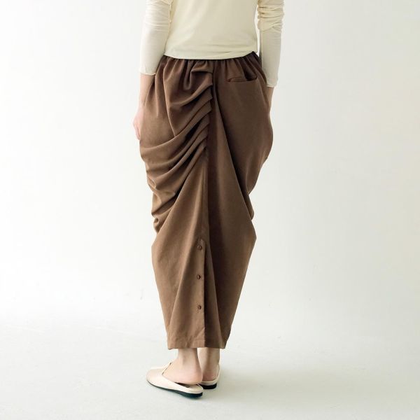 川衣 WEAR BEING｜垂墜不對稱弧型裙(褐) 