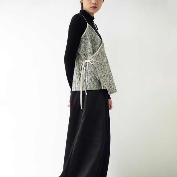 川衣 WEAR BEING｜細肩帶交襟背心 