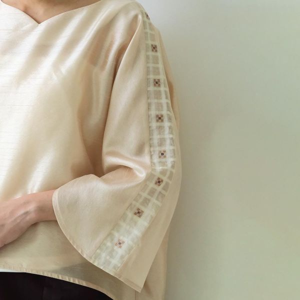川衣 WEAR BEING｜平領拼接切袖寬版上衣(米膚) 