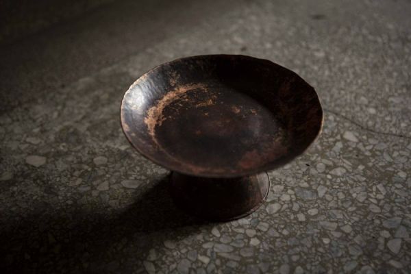 隙裏有光｜紅銅高台 16cm 