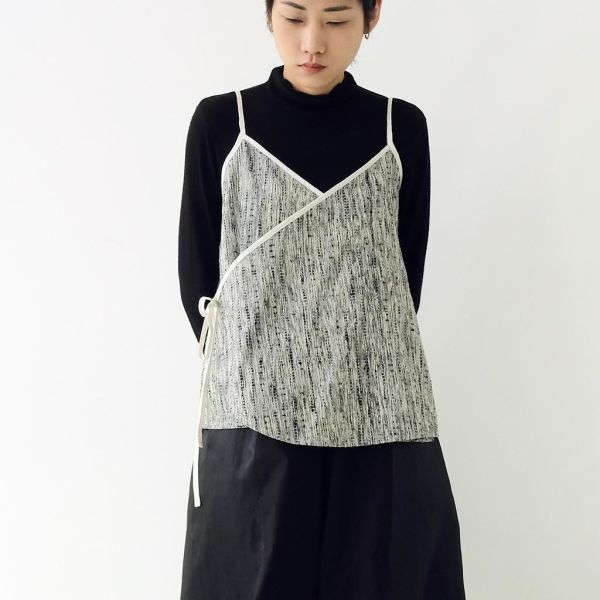 川衣 WEAR BEING｜細肩帶交襟背心 