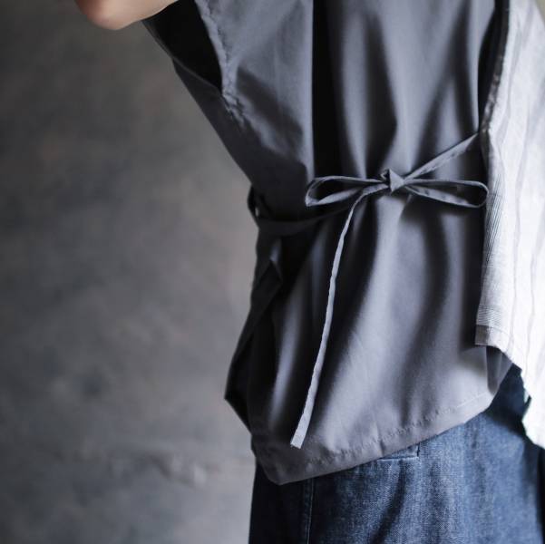 川衣 WEAR BEING｜不對稱V領綁帶上衣 (二色) 