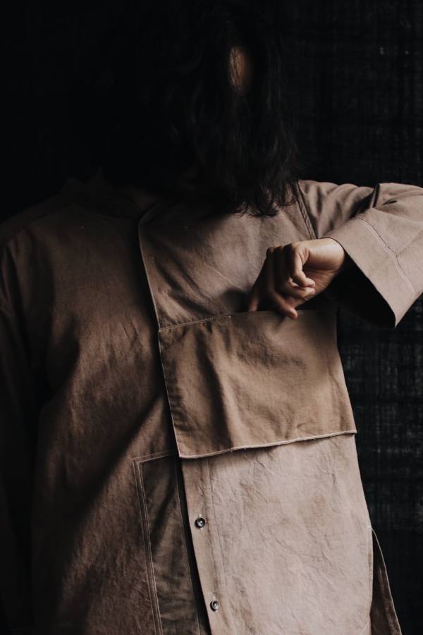 HERMIT_XIU｜不對稱領拼接植染上衣 