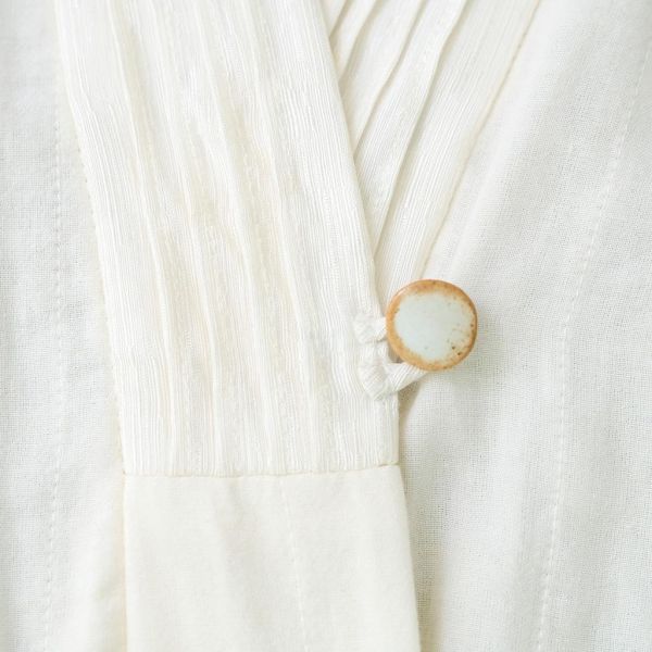 川衣 WEAR BEING｜開筋落肩陶釦長袍外套 (米白) 