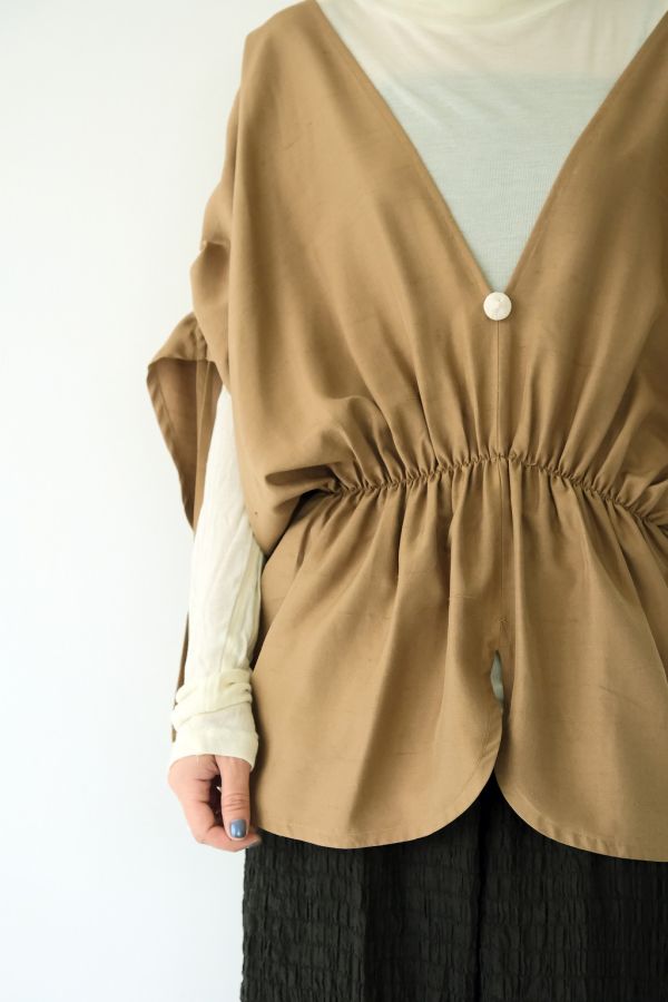 川衣 WEAR BEING｜牧服者 蠶絲V領抽繩縮腰上衣 