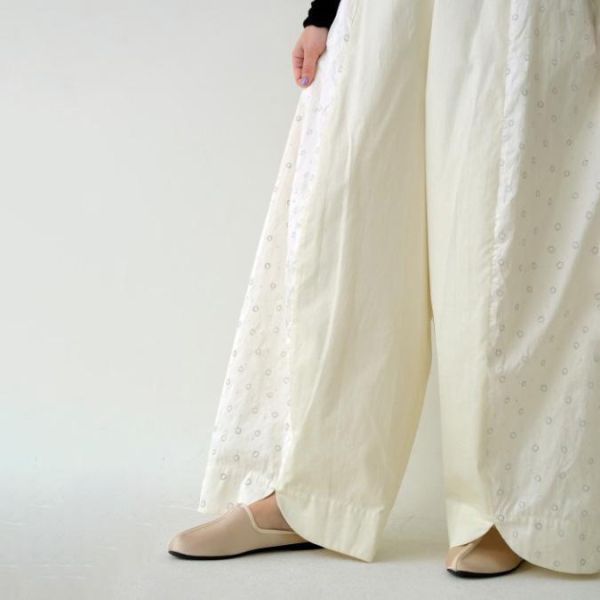 川衣 WEAR BEING｜拼接弧型寬版葉形褲(米白棉X刺繡絲) 