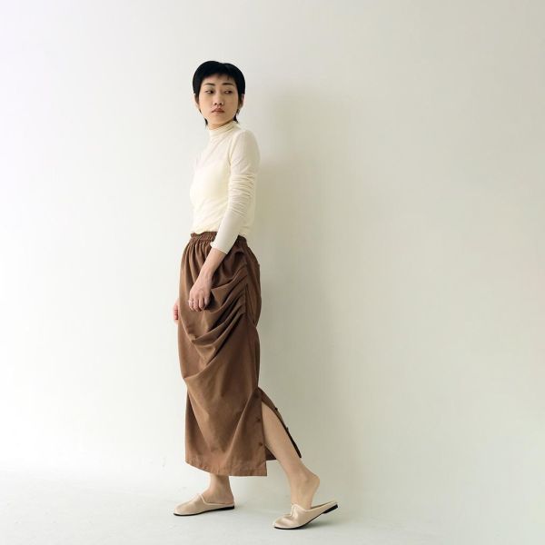 川衣 WEAR BEING｜垂墜不對稱弧型裙(褐) 