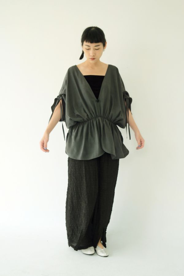 川衣 WEAR BEING｜牧服者 蠶絲V領抽繩縮腰上衣 