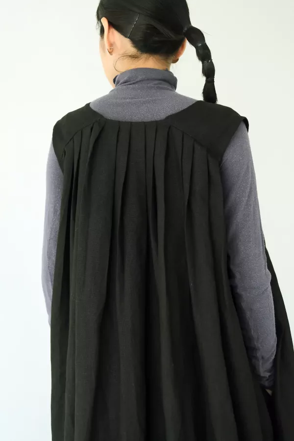 川衣 WEAR BEING｜牧服者V領百摺背心長洋裝黑 