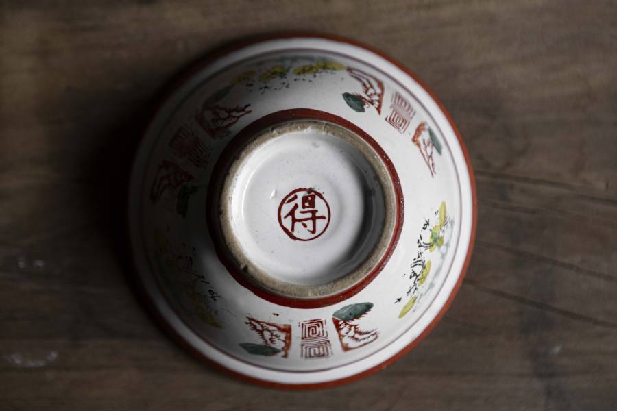 早期紅邊彩繪飯碗 