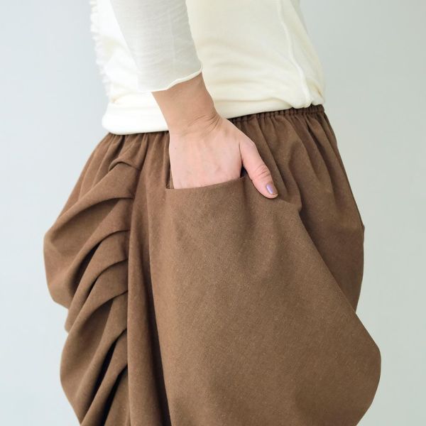 川衣 WEAR BEING｜垂墜不對稱弧型裙(褐) 